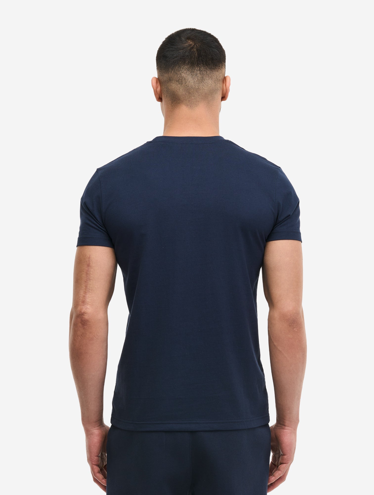 Rückseite des dunkelblauen Lonsdale T-Shirts, gerader Schnitt aus hochwertigem Jersey-Stoff für optimalen Tragekomfort.