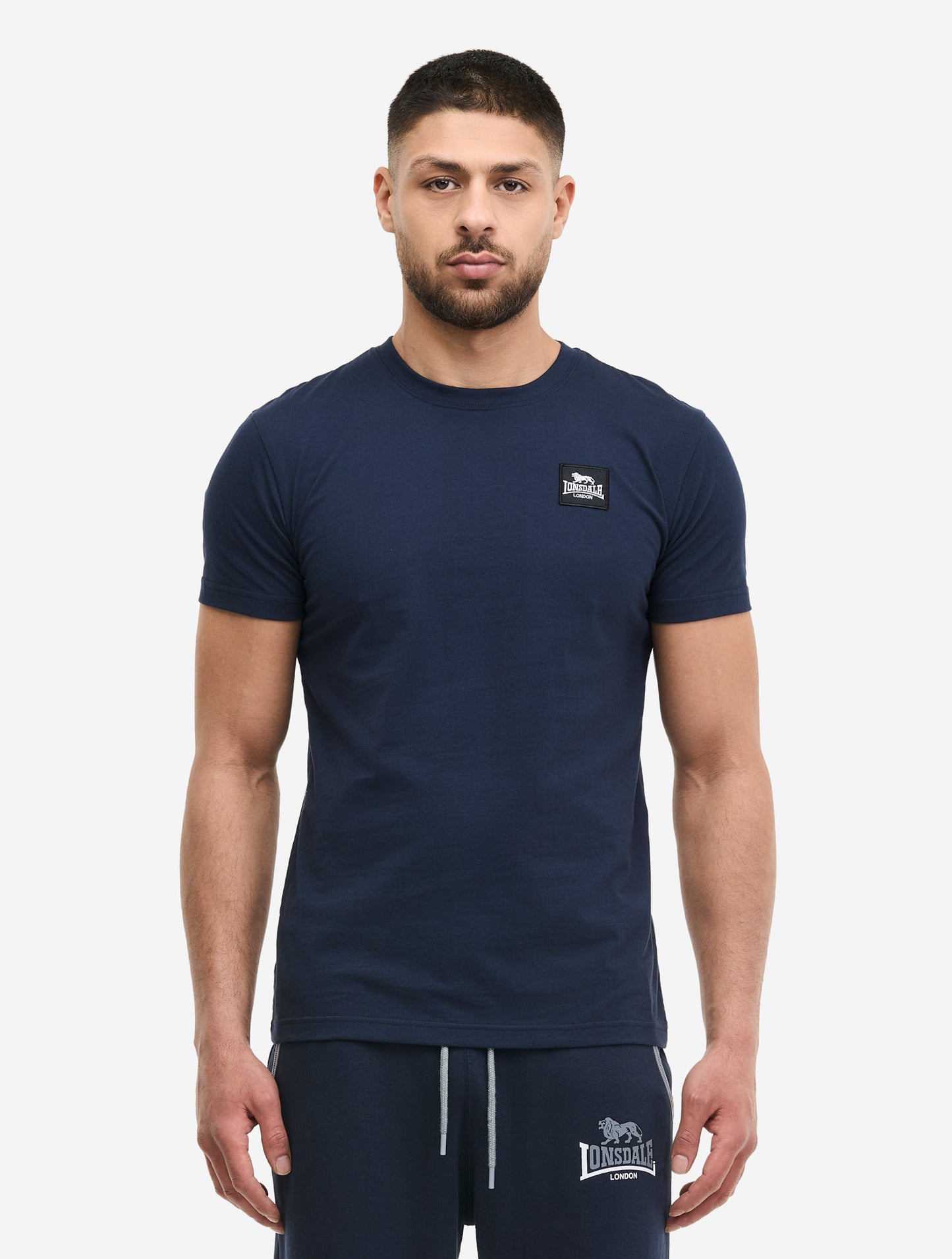 Dunkelblaues Lonsdale Herren T-Shirt in normaler Passform mit Rippbündchen am Rundhalsausschnitt und kleinem, quadratischem Logo-Patch auf der linken Brust.