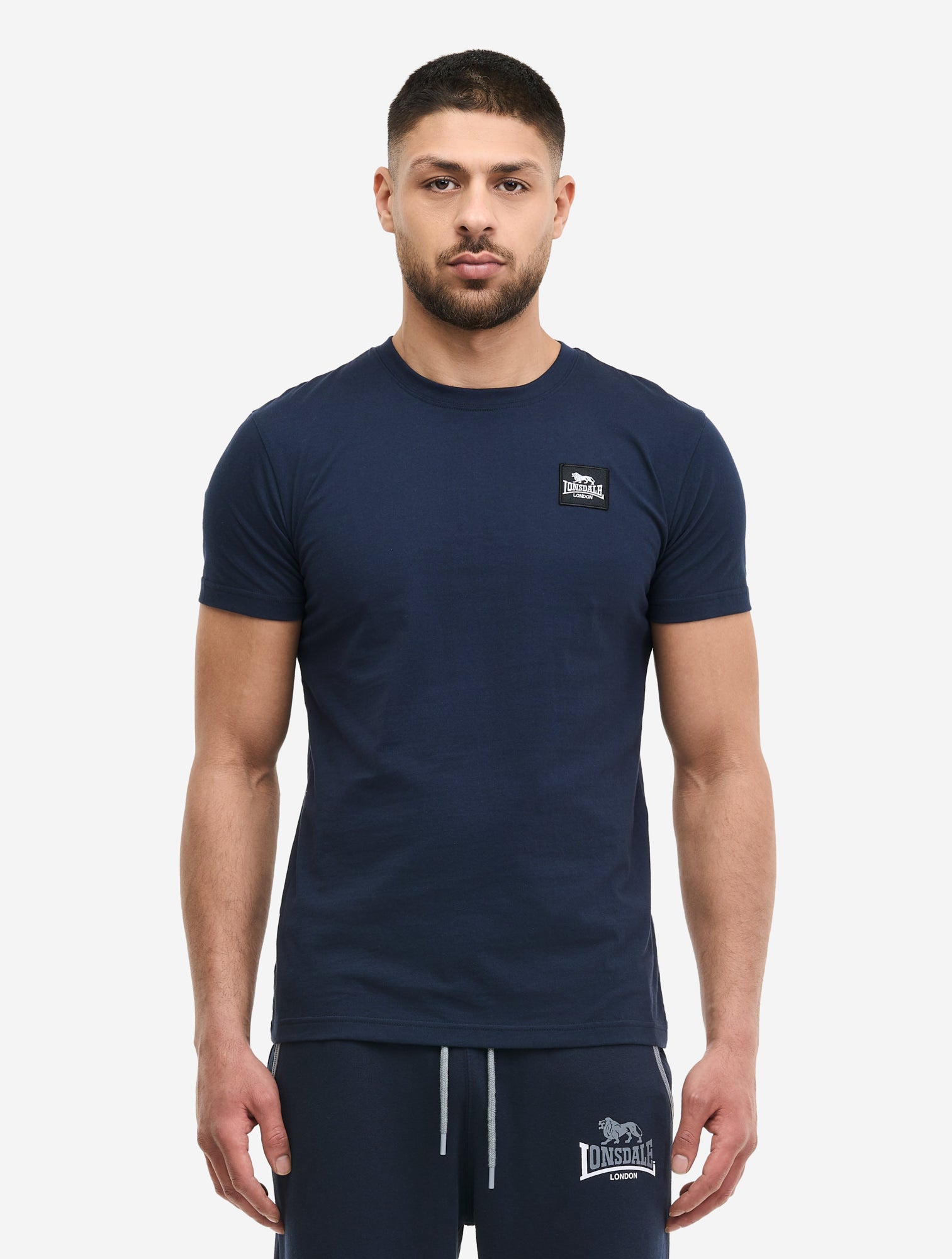 Dunkelblaues Lonsdale Herren T-Shirt in normaler Passform mit Rippbündchen am Rundhalsausschnitt und kleinem, quadratischem Logo-Patch auf der linken Brust.