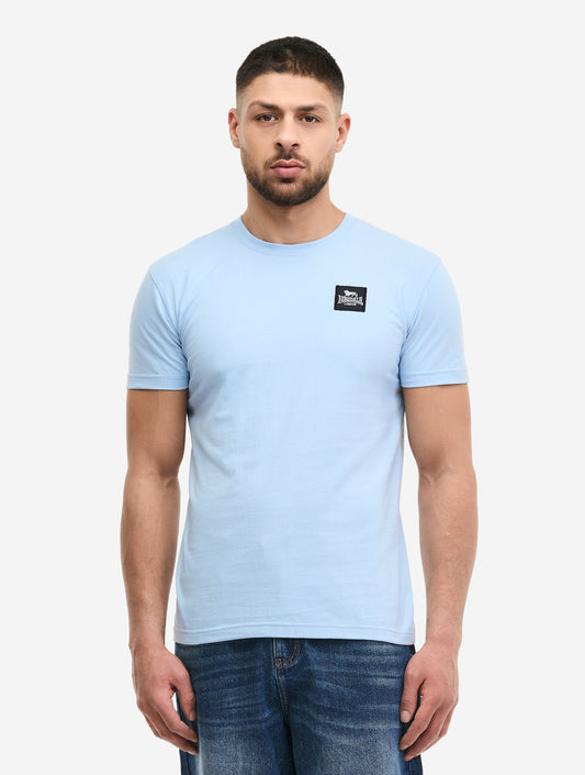 Blaues Lonsdale Herren T-Shirt in normaler Passform mit Rippbündchen am Rundhalsausschnitt und kleinem, quadratischem Logo-Patch auf der linken Brust.