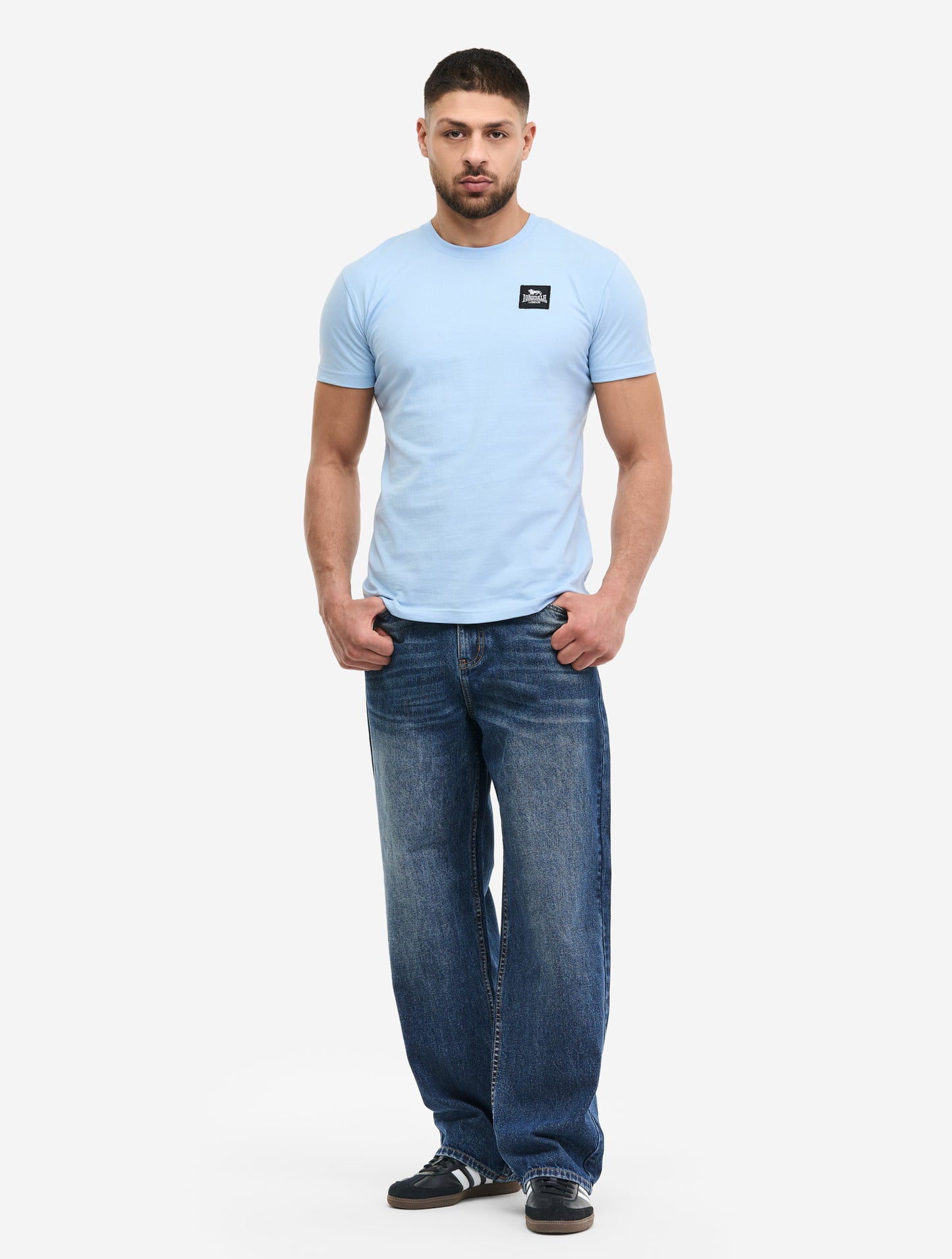 Blaues Lonsdale Herren T-Shirt in normaler Passform mit Rippbündchen am Rundhalsausschnitt und kleinem, quadratischem Logo-Patch auf der linken Brust.