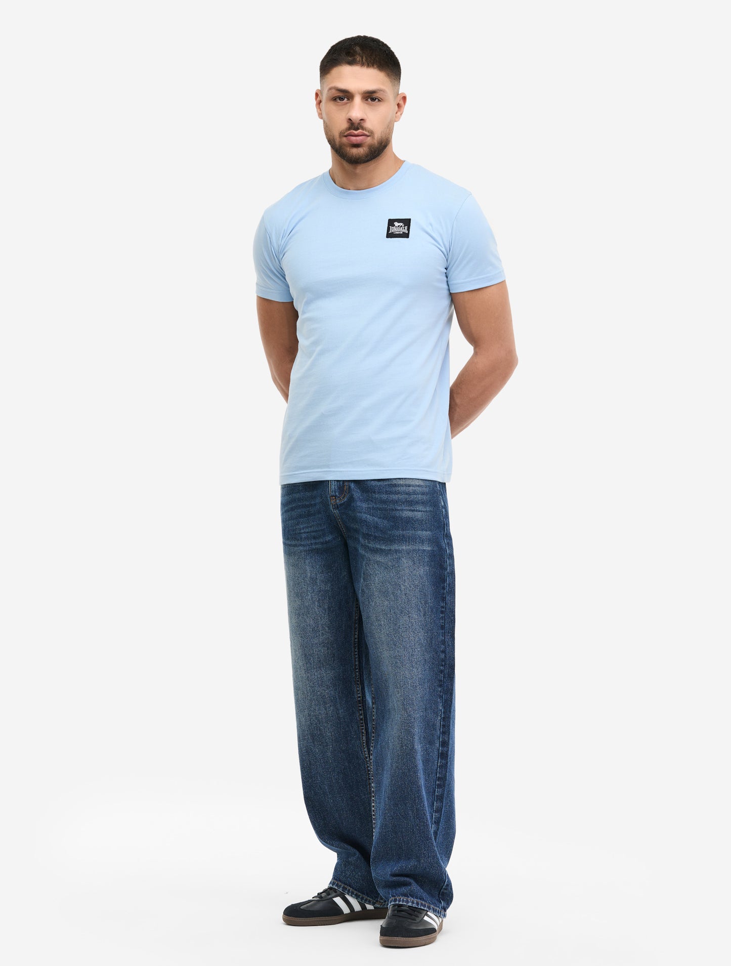 Blaues Lonsdale Herren T-Shirt in normaler Passform mit Rippbündchen am Rundhalsausschnitt und kleinem, quadratischem Logo-Patch auf der linken Brust.