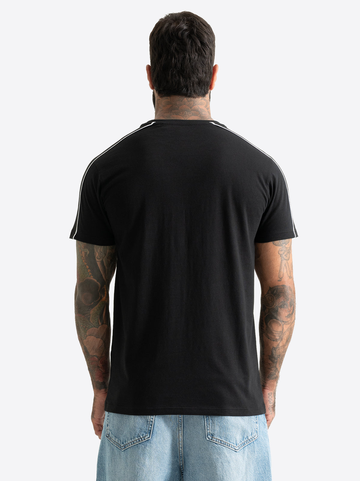 Rückansicht des schwarzen Lonsdale Herren T-Shirts mit weissen Paspeln an Schultern und Ärmeln.