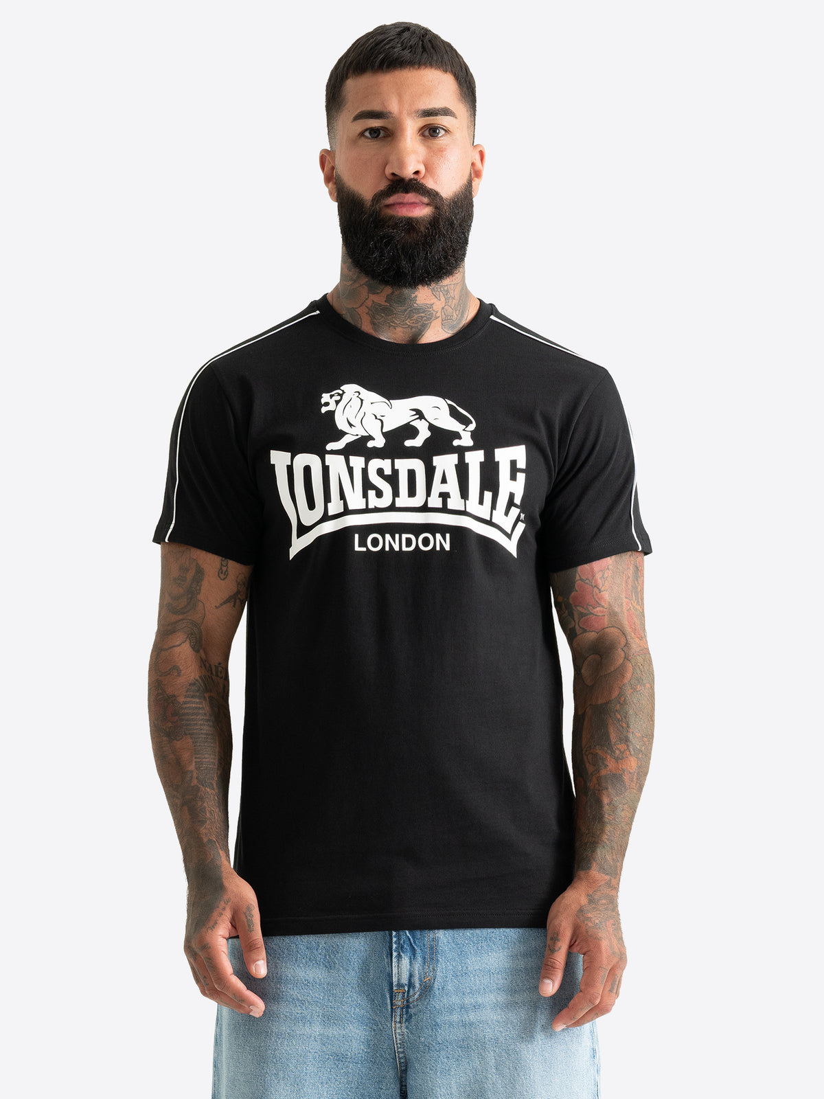 Schwarzes Lonsdale Herren T-Shirt in normaler Passform mit grossem Logo-Brustprint und weissen Paspeln an den Ärmeln.