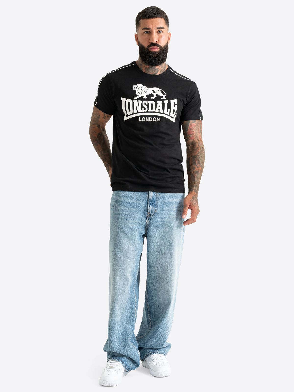Schwarzes Lonsdale Herren T-Shirt in normaler Passform mit grossem Logo-Brustprint und weissen Paspeln an den Ärmeln.