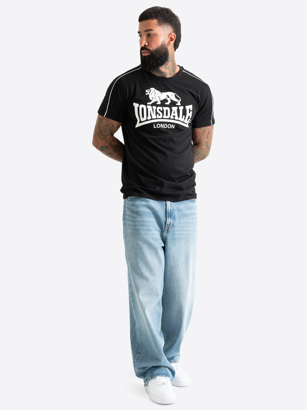 Schwarzes Lonsdale Herren T-Shirt in normaler Passform mit grossem Logo-Brustprint und weissen Paspeln an den Ärmeln.