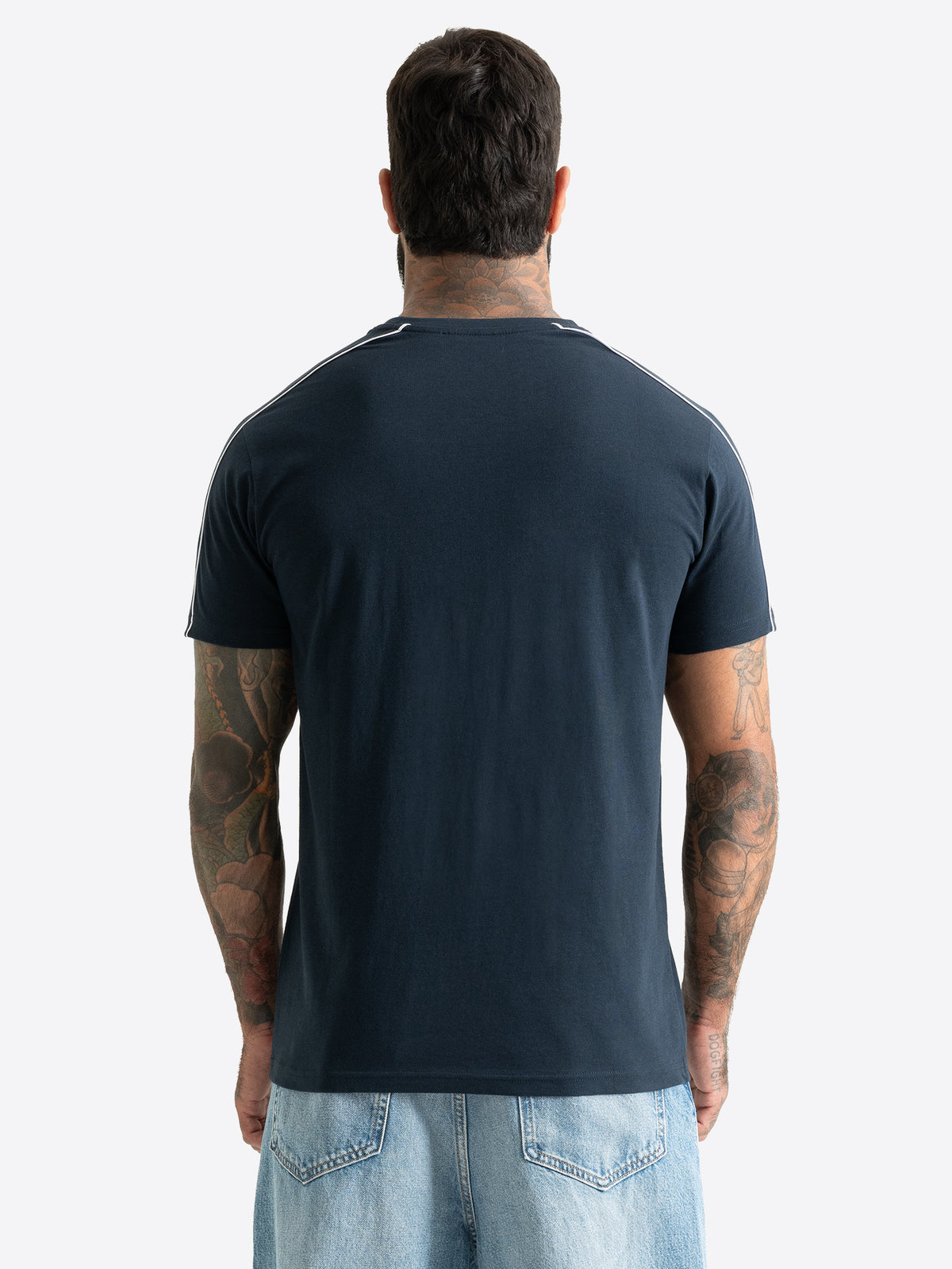Rückansicht des Lonsdale Herren T-Shirts in Dark Navy mit weissen Paspeln an Schultern und Ärmeln.