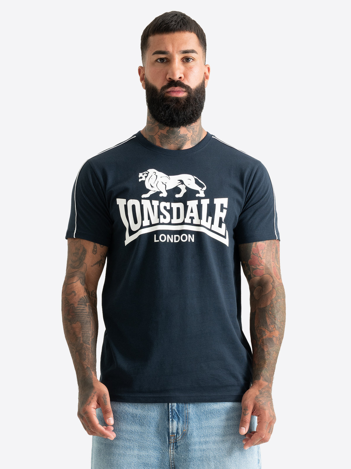 Lonsdale Herren T-Shirt in Dark Navy mit grossem Logo-Brustprint und weissen Paspeln an den Ärmeln.