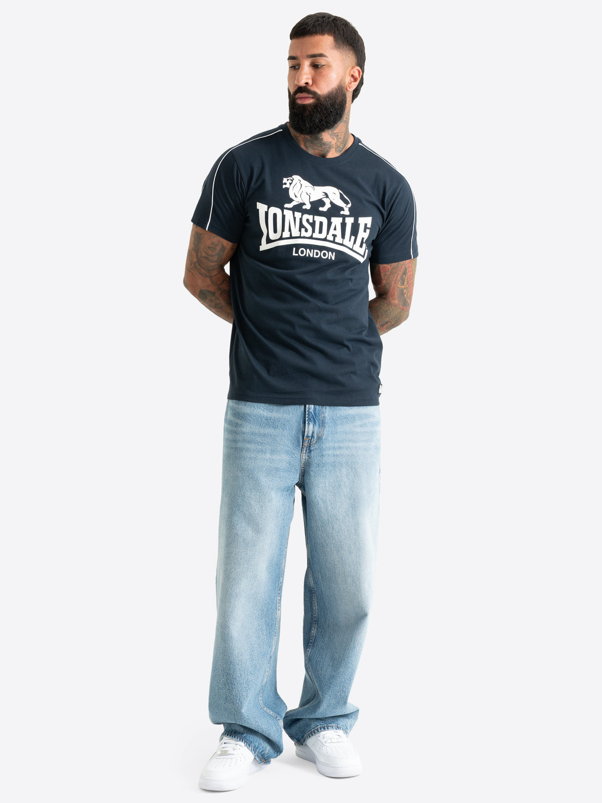 Lonsdale Herren T-Shirt in Dark Navy mit grossem Logo-Brustprint und weissen Paspeln an den Ärmeln.