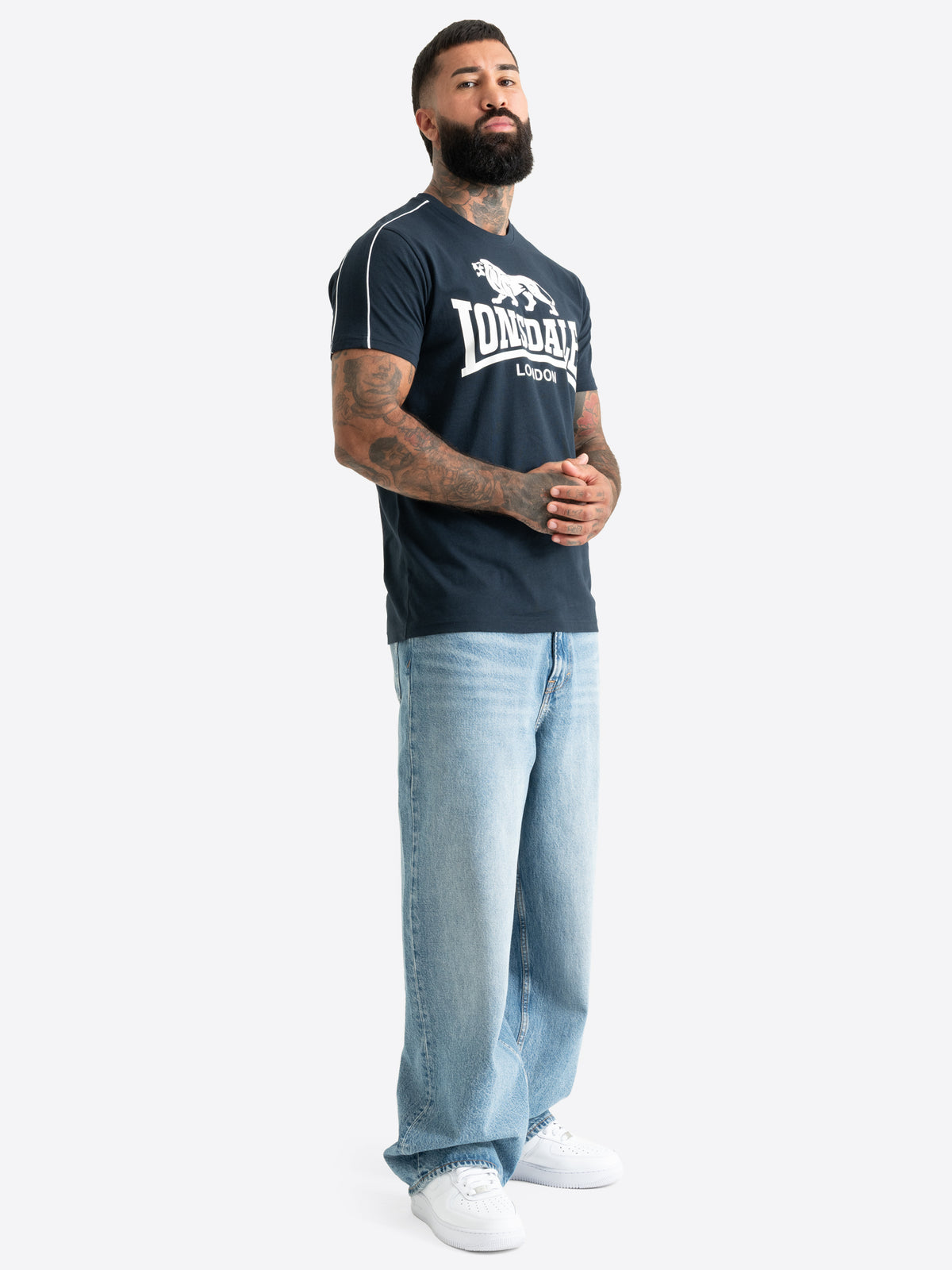 Lonsdale Herren T-Shirt in Dark Navy mit grossem Logo-Brustprint und weissen Paspeln an den Ärmeln.