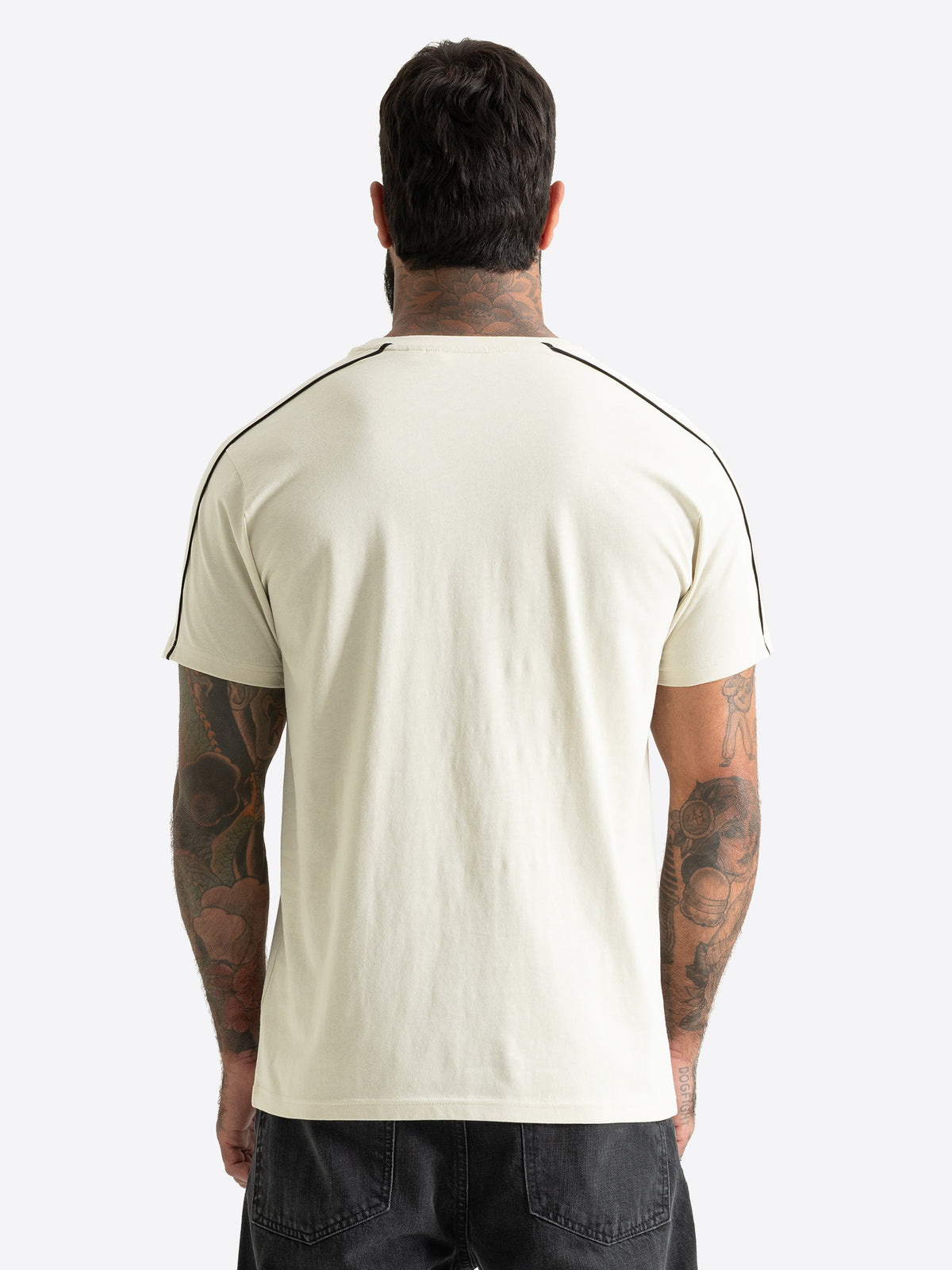 Rückansicht des Lonsdale Herren T-Shirts in Beige mit schwarzen Paspeln an Schultern und Ärmeln.
