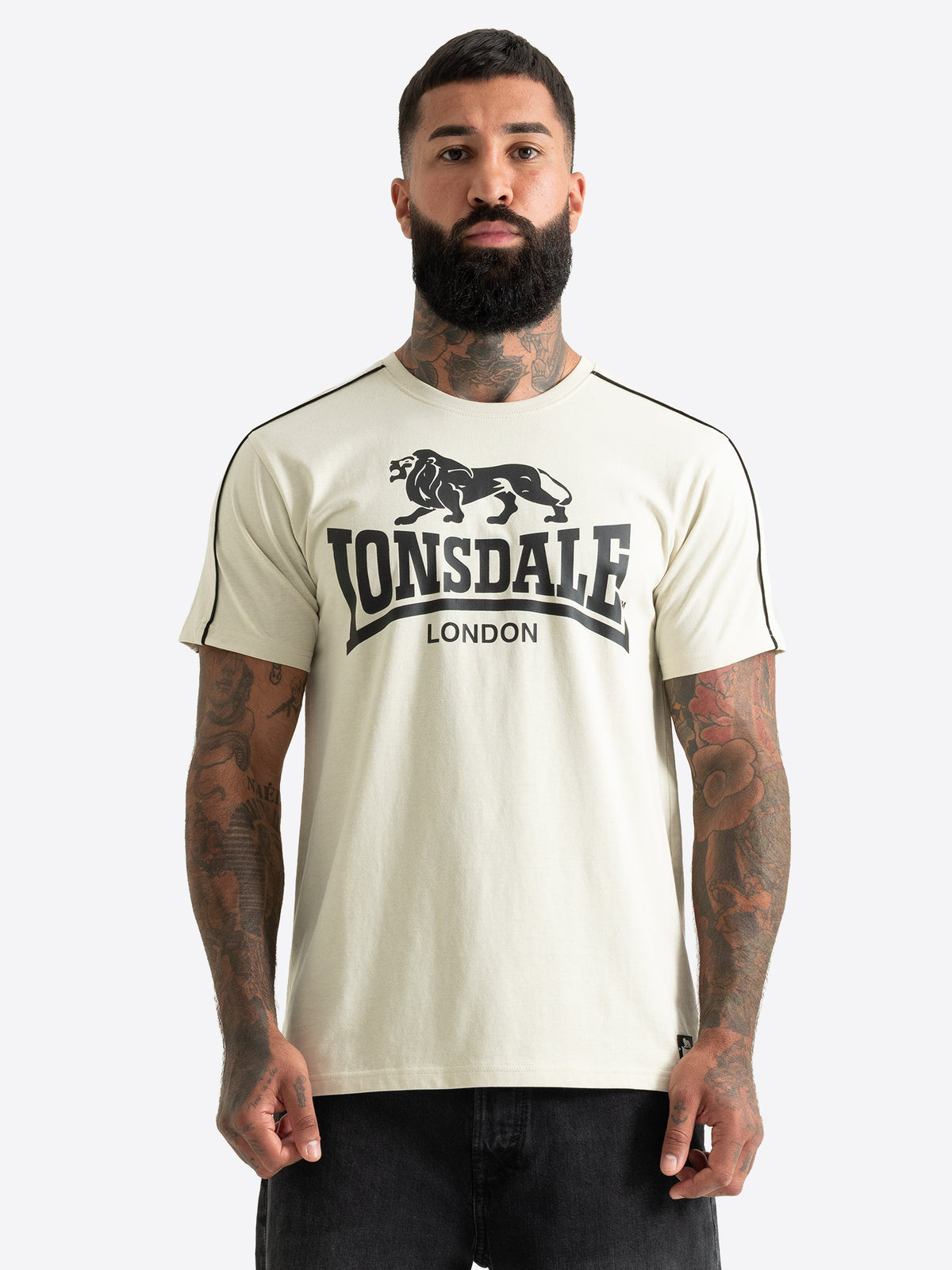 Beiges Lonsdale Herren T-Shirt in normaler Passform mit grossem schwarzem Logo-Brustprint und schwarzen Paspeln.