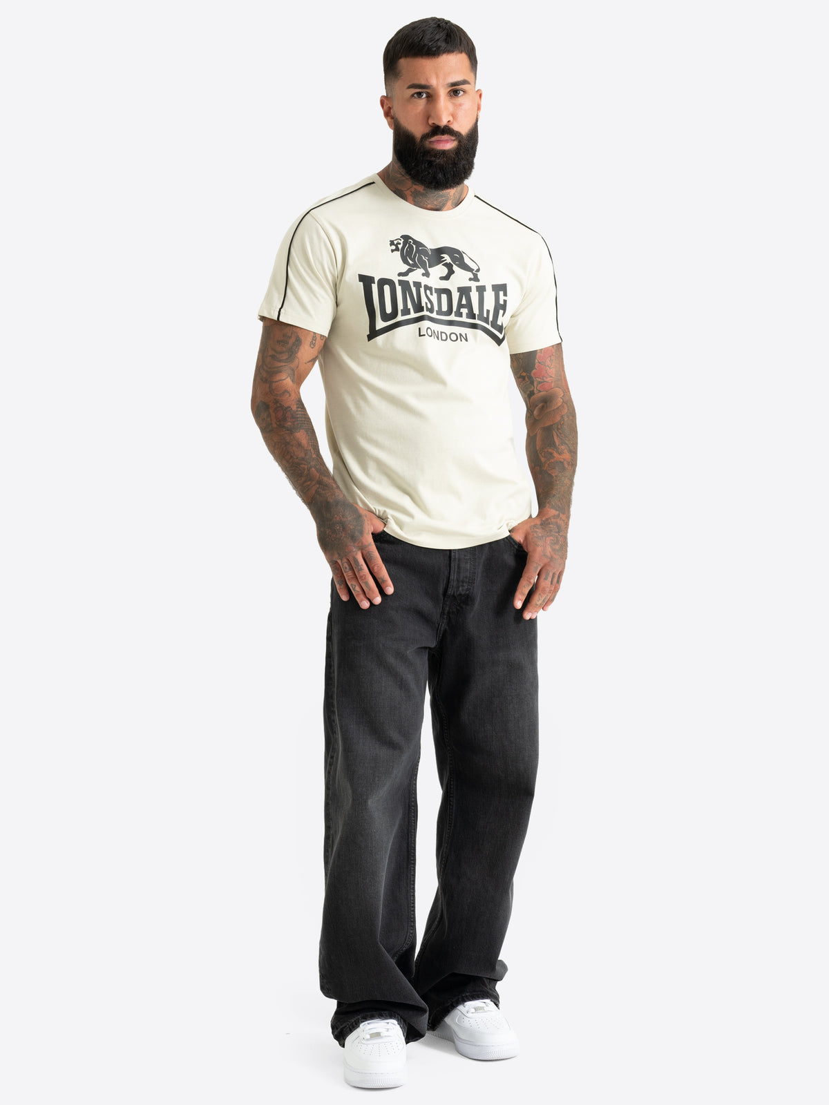 Beiges Lonsdale Herren T-Shirt in normaler Passform mit grossem schwarzem Logo-Brustprint und schwarzen Paspeln.