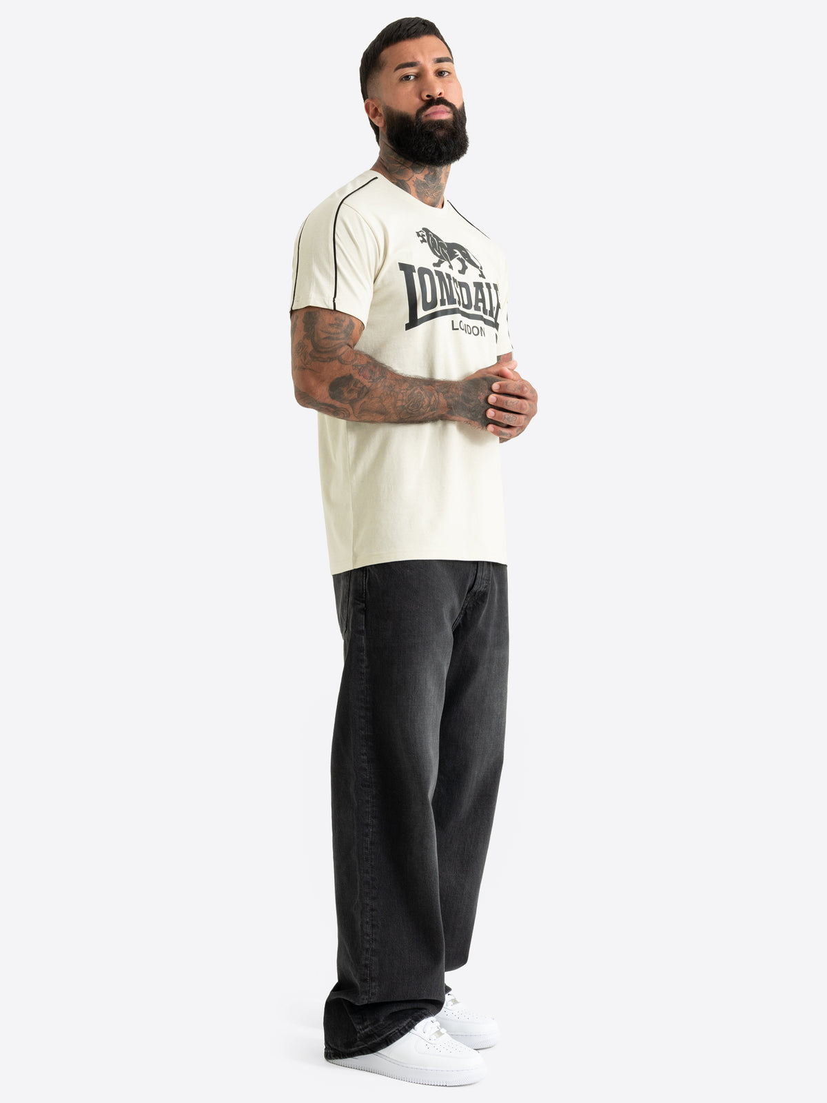 Beiges Lonsdale Herren T-Shirt in normaler Passform mit grossem schwarzem Logo-Brustprint und schwarzen Paspeln.