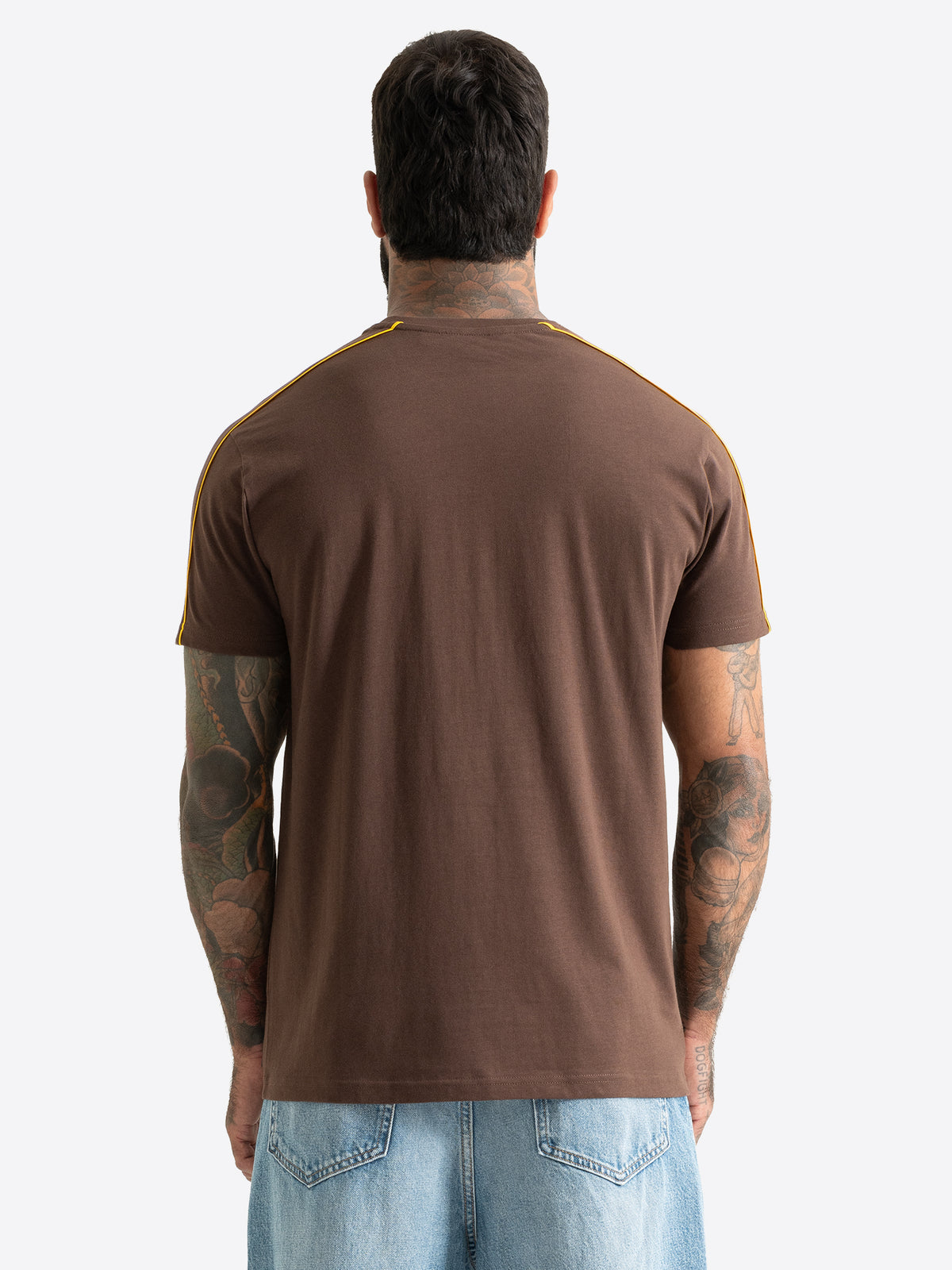 Rückansicht des Lonsdale Herren T-Shirts in Braun mit gelben Paspeln an Schultern und Ärmeln.