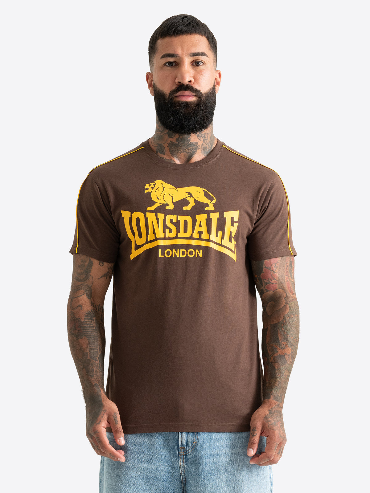 Lonsdale Herren T-Shirt in Braun mit grossem Logo-Brustprint und weissen Paspeln an den Ärmeln.