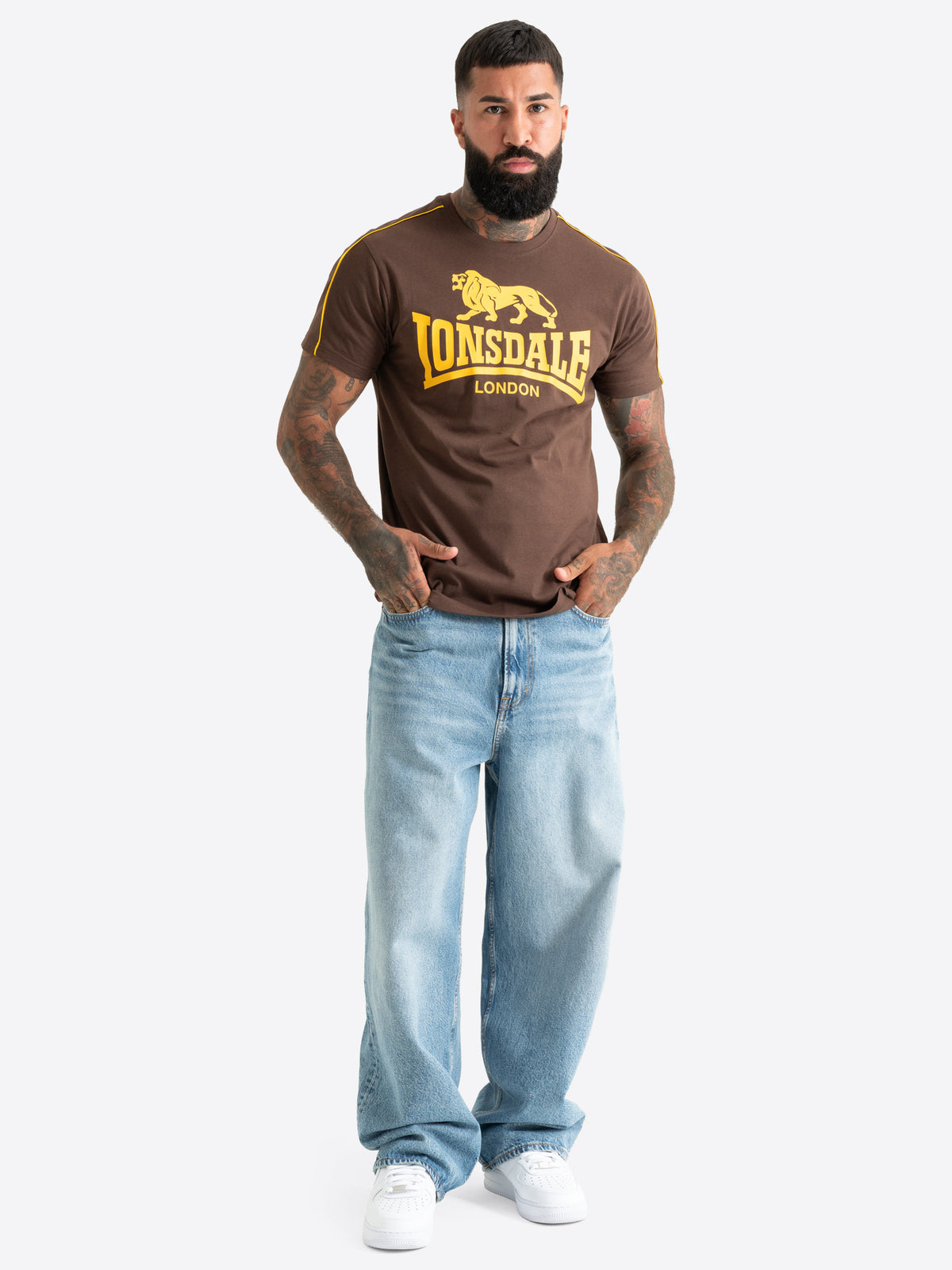 Lonsdale Herren T-Shirt in Braun mit grossem Logo-Brustprint und weissen Paspeln an den Ärmeln.