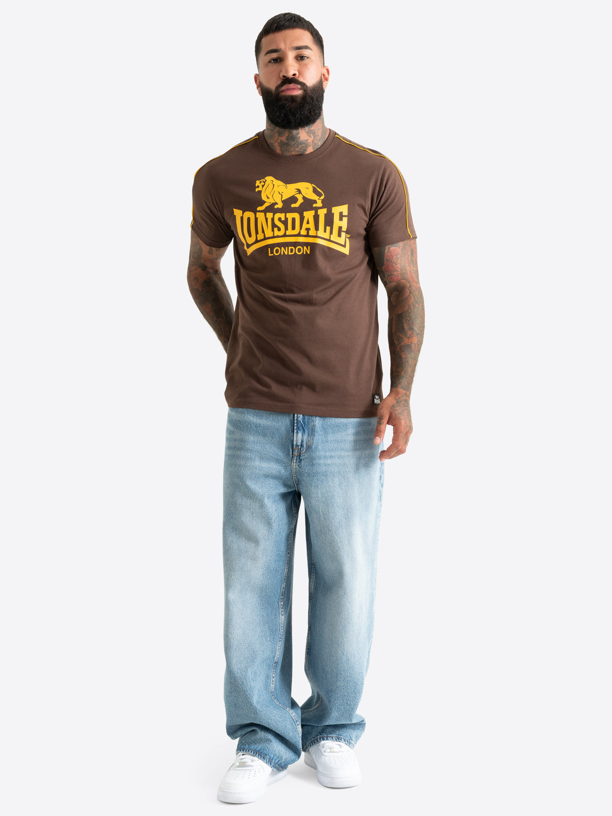 Lonsdale Herren T-Shirt in Braun mit grossem Logo-Brustprint und weissen Paspeln an den Ärmeln.