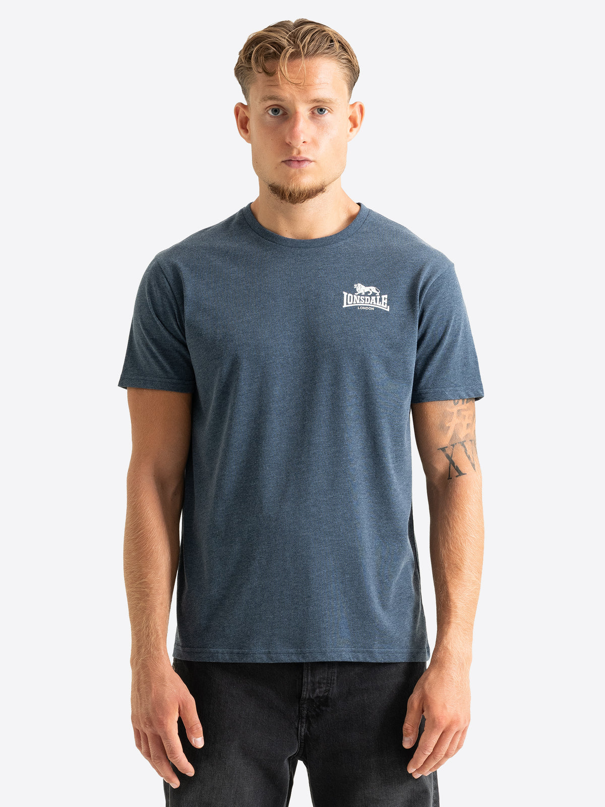 Lonsdale London Herren T-Shirt in Blau meliert mit kleinem Logo auf der Brust.
