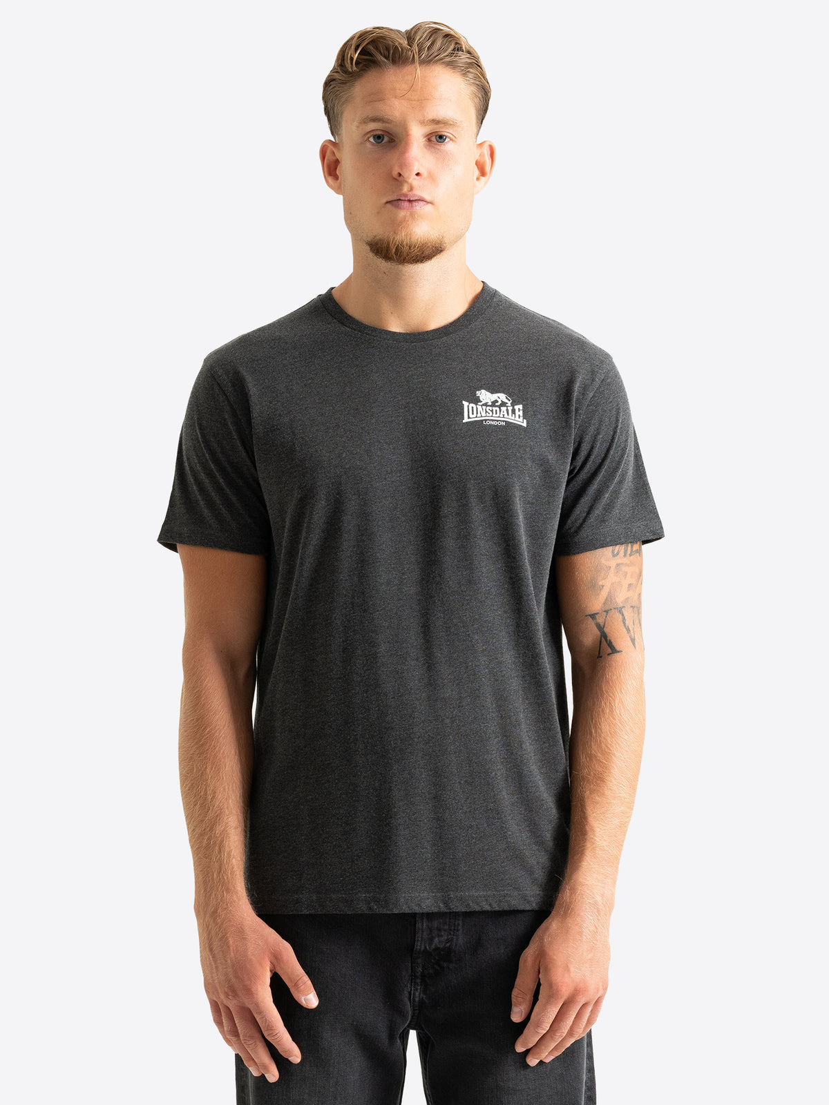 Lonsdale London Herren T-Shirt in Dunkelgrau meliert mit kleinem Logo auf der Brust.
