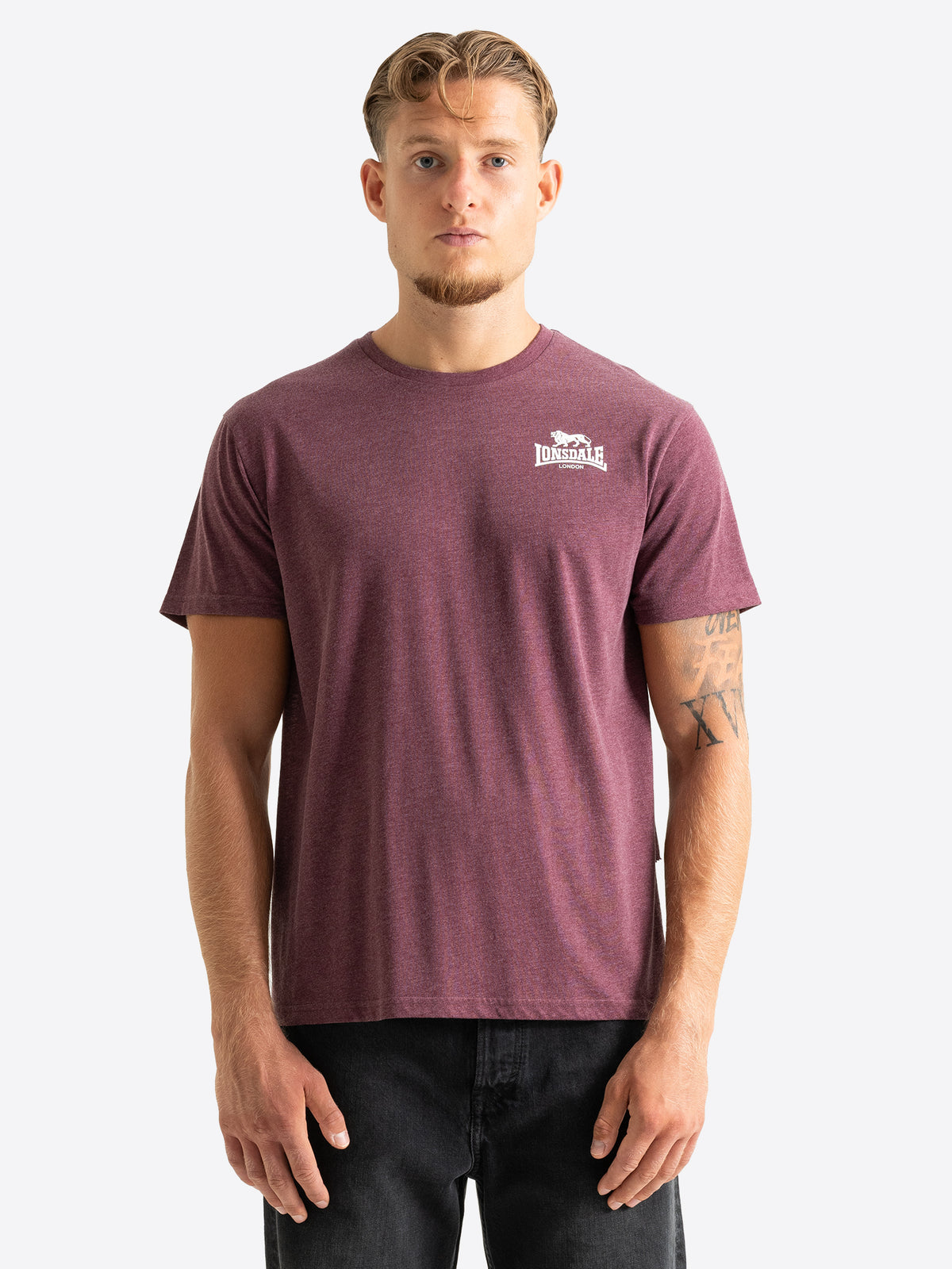 Lonsdale London Herren T-Shirt in Dunkelrot meliert mit kleinem Logo auf der Brust.
