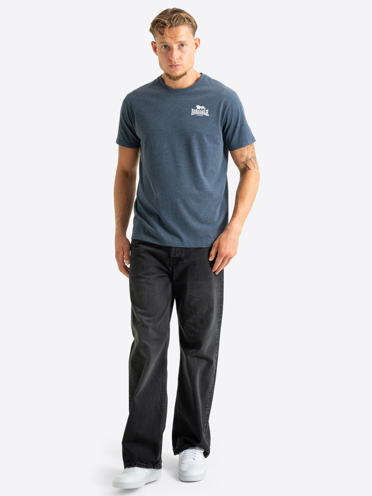 Lonsdale London Herren T-Shirt in Blau meliert mit kleinem Logo auf der Brust.
