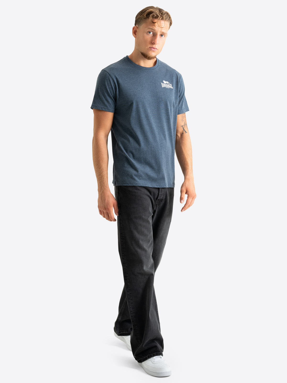 Lonsdale London Herren T-Shirt in Blau meliert mit kleinem Logo auf der Brust.
