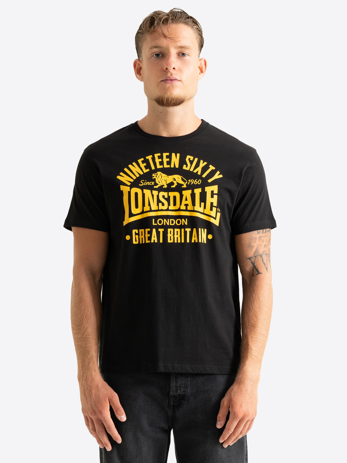 Schwarzes Lonsdale London Herren T-Shirt mit grossem gelbem Nineteen Sixty Print.

