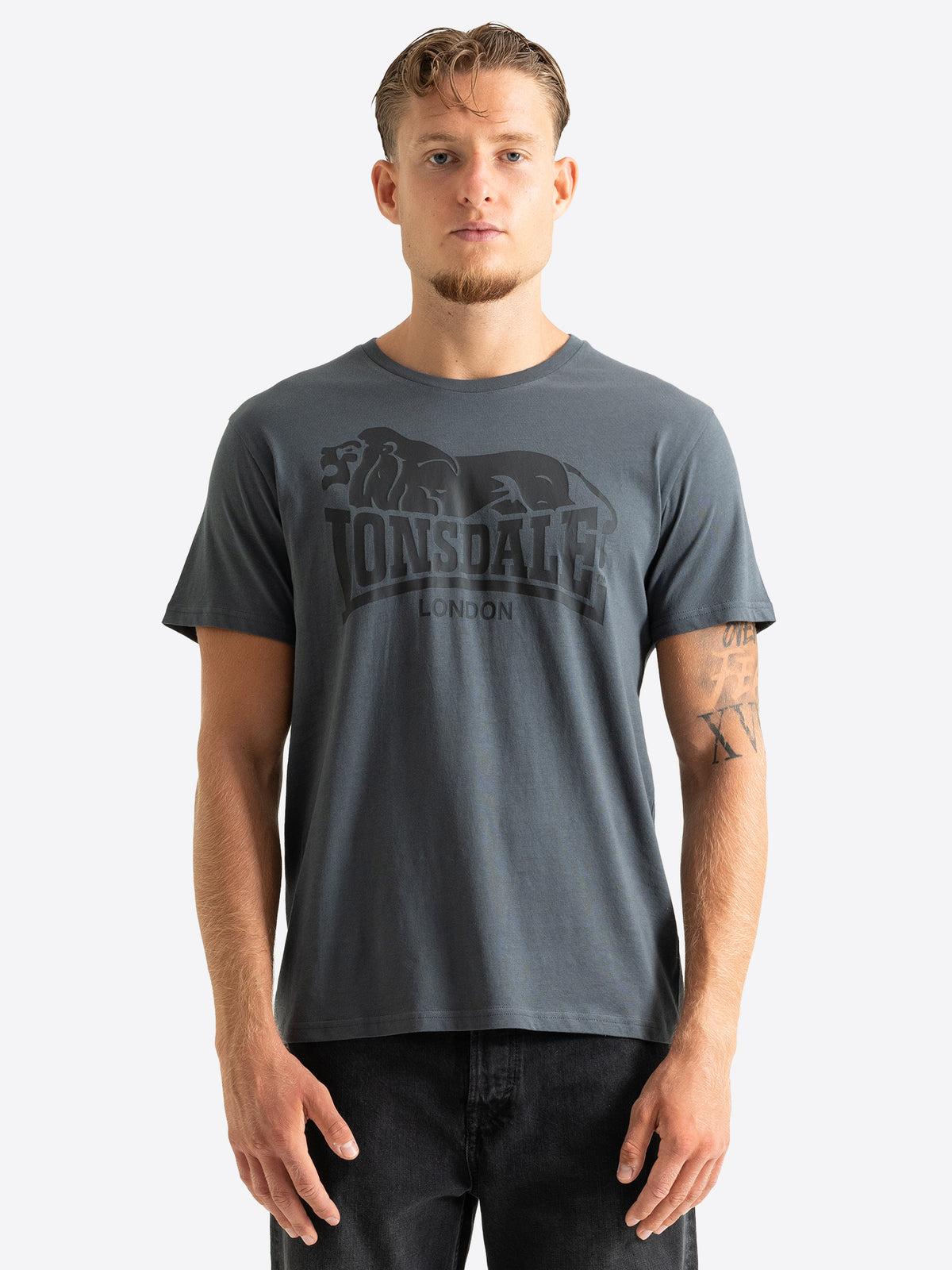 Dunkelblaues Lonsdale London Herren T-Shirt mit grossem schwarzem Löwen Logo-Print.

