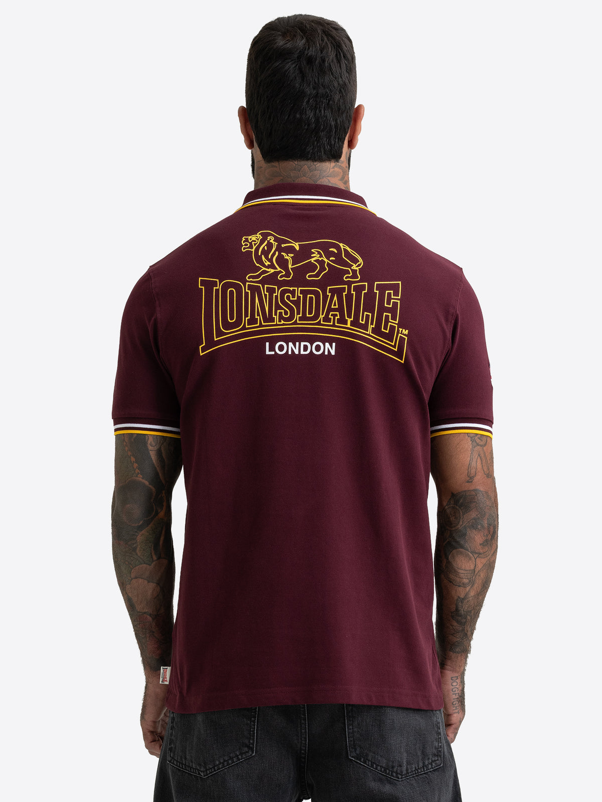 Lonsdale Herren-Poloshirt in Oxblood mit grossem gelbem Logo auf dem Rücken.
