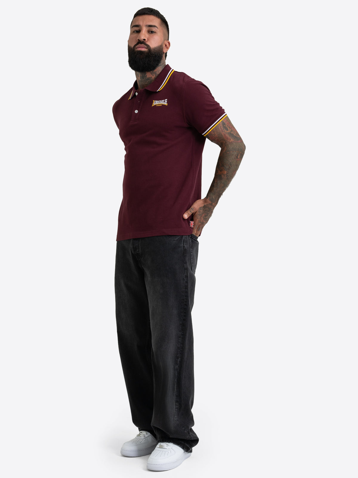 Lonsdale Herren-Poloshirt in Oxblood mit kleinem gesticktem Logo auf der Brust.
