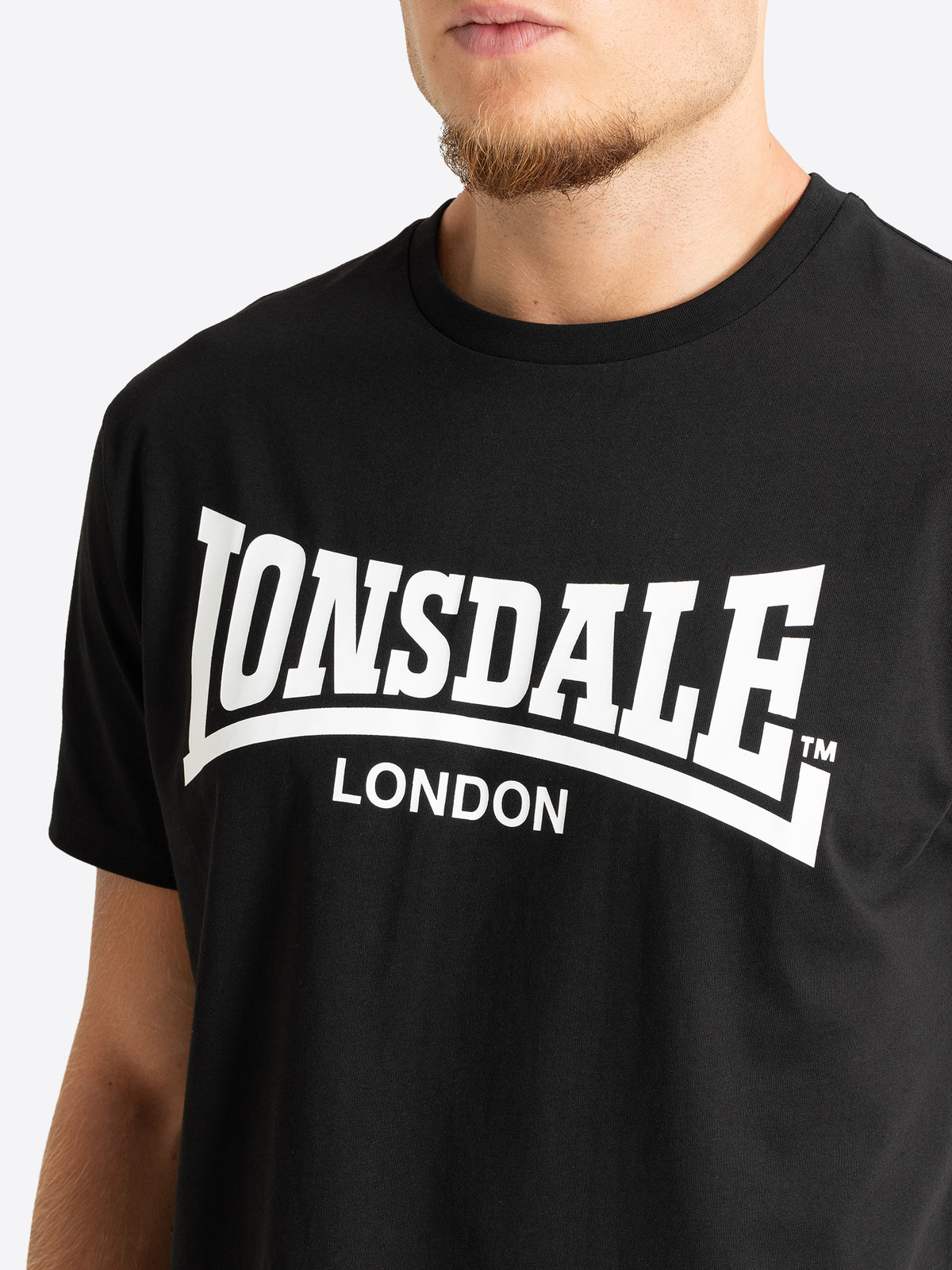 Schwarzes Lonsdale London Herren T-Shirt mit grossem weissem Logo-Print.
