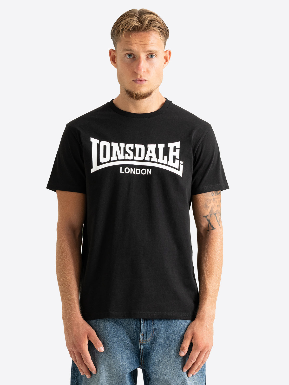Schwarzes Lonsdale London Herren T-Shirt mit grossem weissem Logo-Print.
