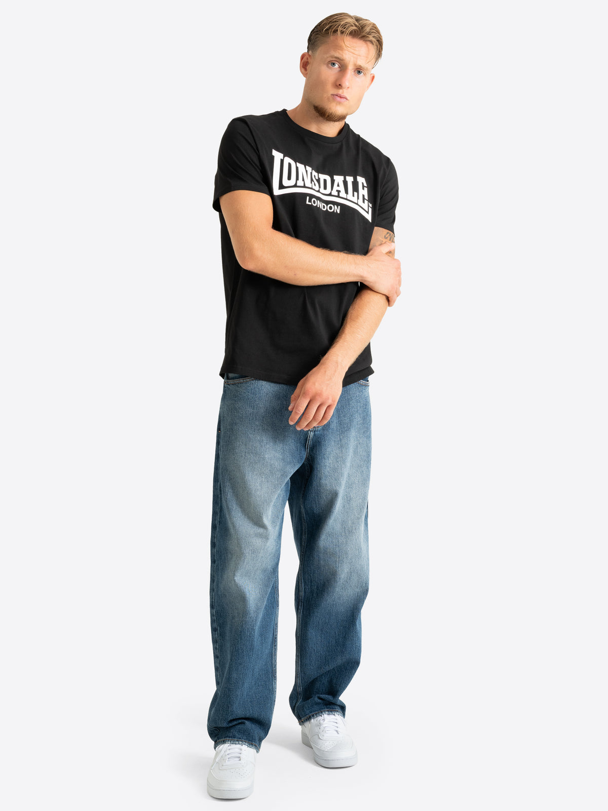 Schwarzes Lonsdale London Herren T-Shirt mit grossem weissem Logo-Print.
