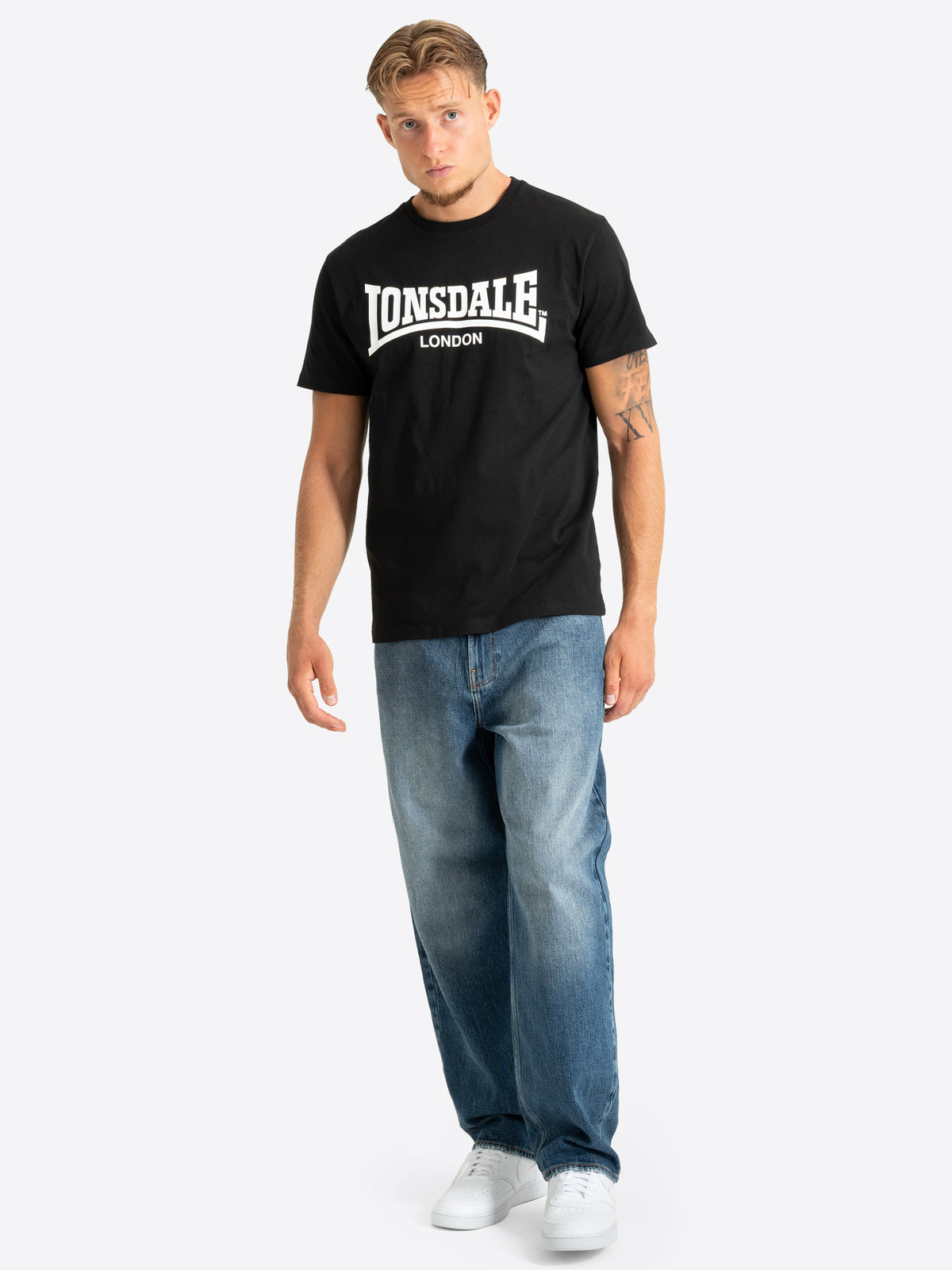 Schwarzes Lonsdale London Herren T-Shirt mit grossem weissem Logo-Print.
