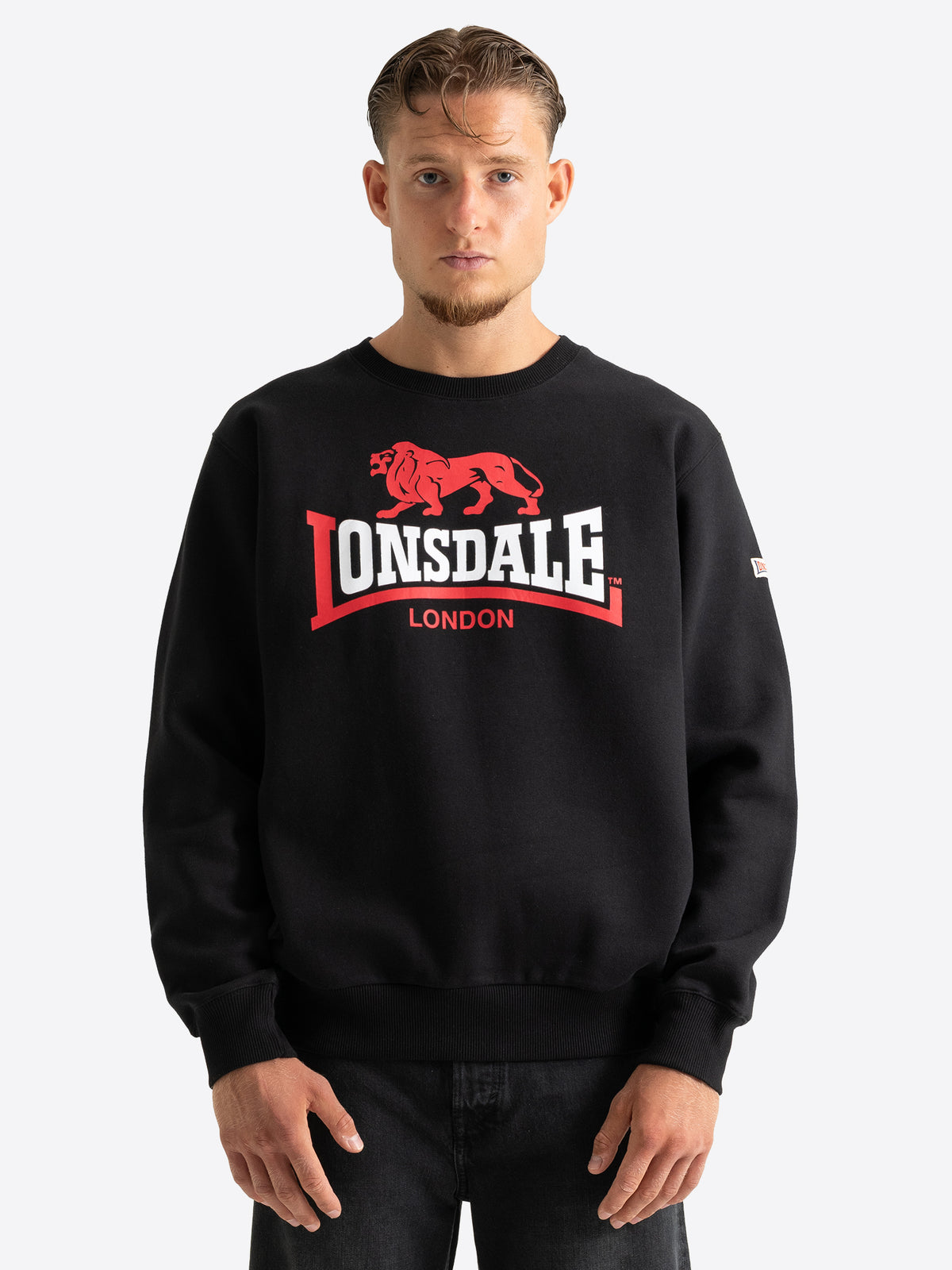 Schwarzes Lonsdale Herren-Sweatshirt mit grossem rot-weissem Logo-Druck auf der Brust.
