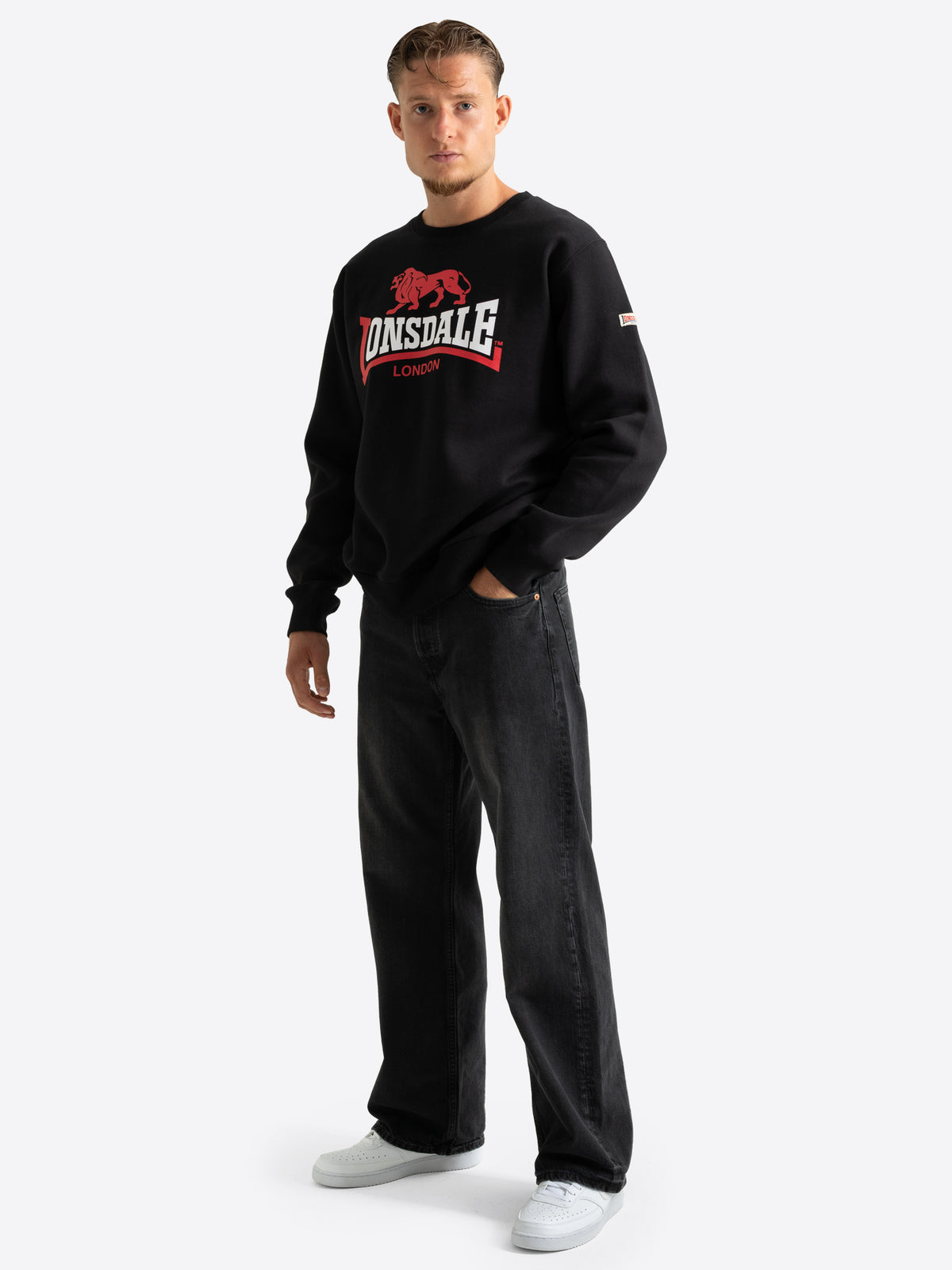 Schwarzes Lonsdale Herren-Sweatshirt mit grossem rot-weissem Logo-Druck auf der Brust.

