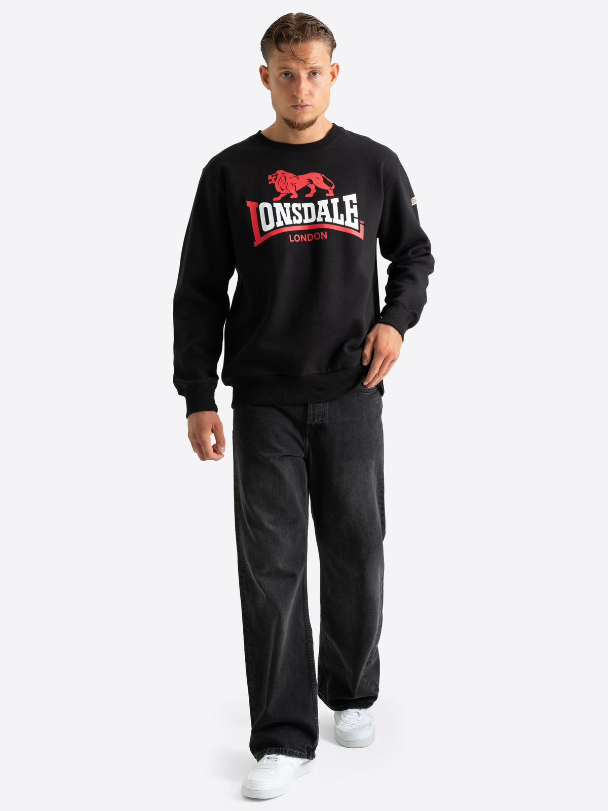 Schwarzes Lonsdale Herren-Sweatshirt mit grossem rot-weissem Logo-Druck auf der Brust.
