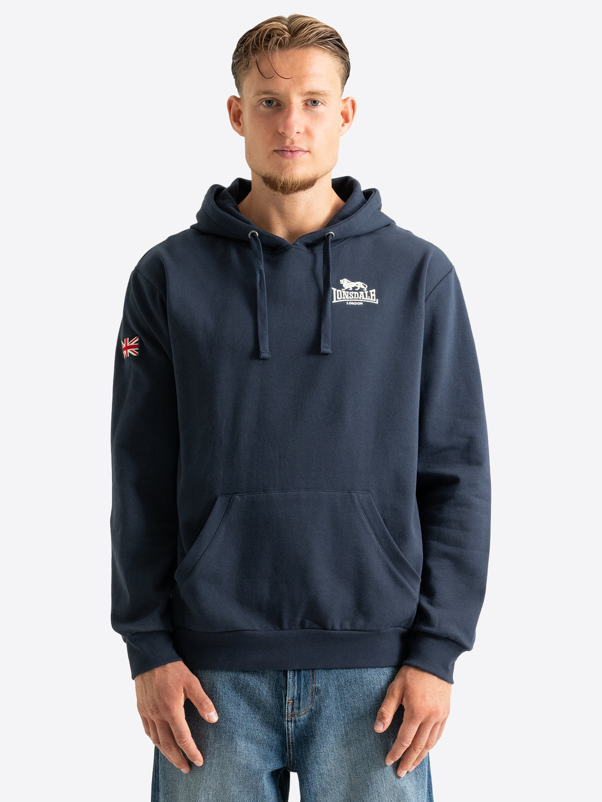 Dunkelblauer Lonsdale Herren-Hoodie mit kleinem Logo-Stick auf der Brust.