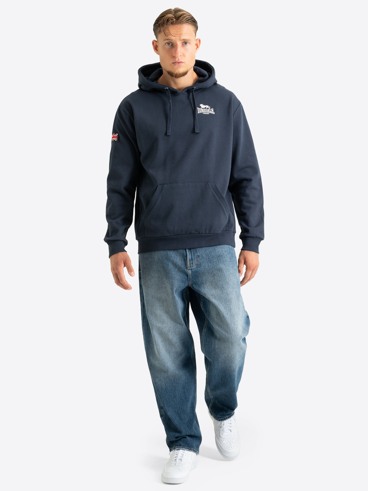 Dunkelblauer Lonsdale Herren-Hoodie mit kleinem Logo-Stick auf der Brust.