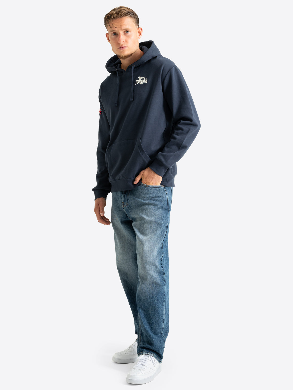 Dunkelblauer Lonsdale Herren-Hoodie mit kleinem Logo-Stick auf der Brust.