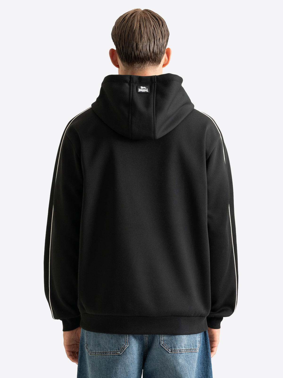 Rückansicht des schwarzen Lonsdale Herren-Hoodies mit weissen Paspelierungen an den Ärmeln.
