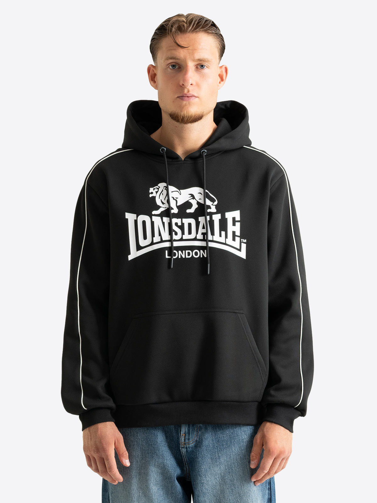 Schwarzer Lonsdale Herren-Hoodie mit grossem weissem Logo-Druck auf der Brust.
