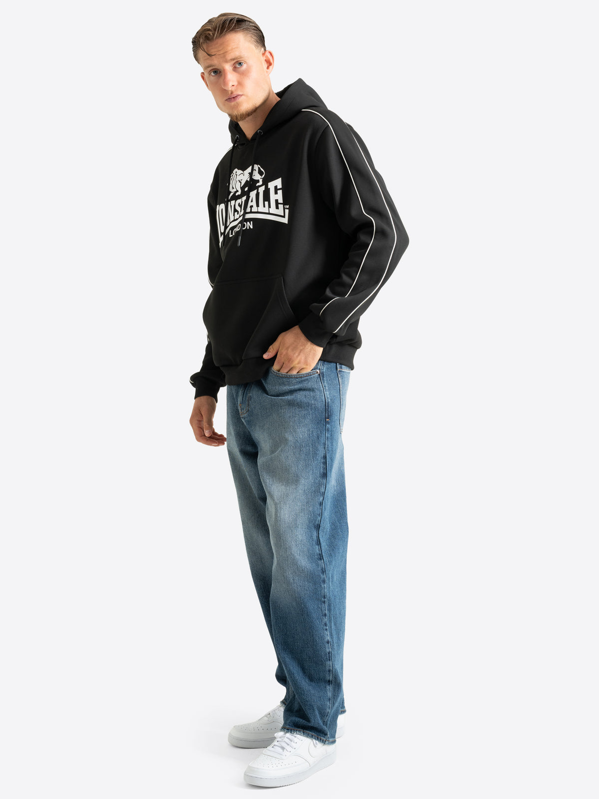Schwarzer Lonsdale Herren-Hoodie mit grossem weissem Logo-Druck auf der Brust.
