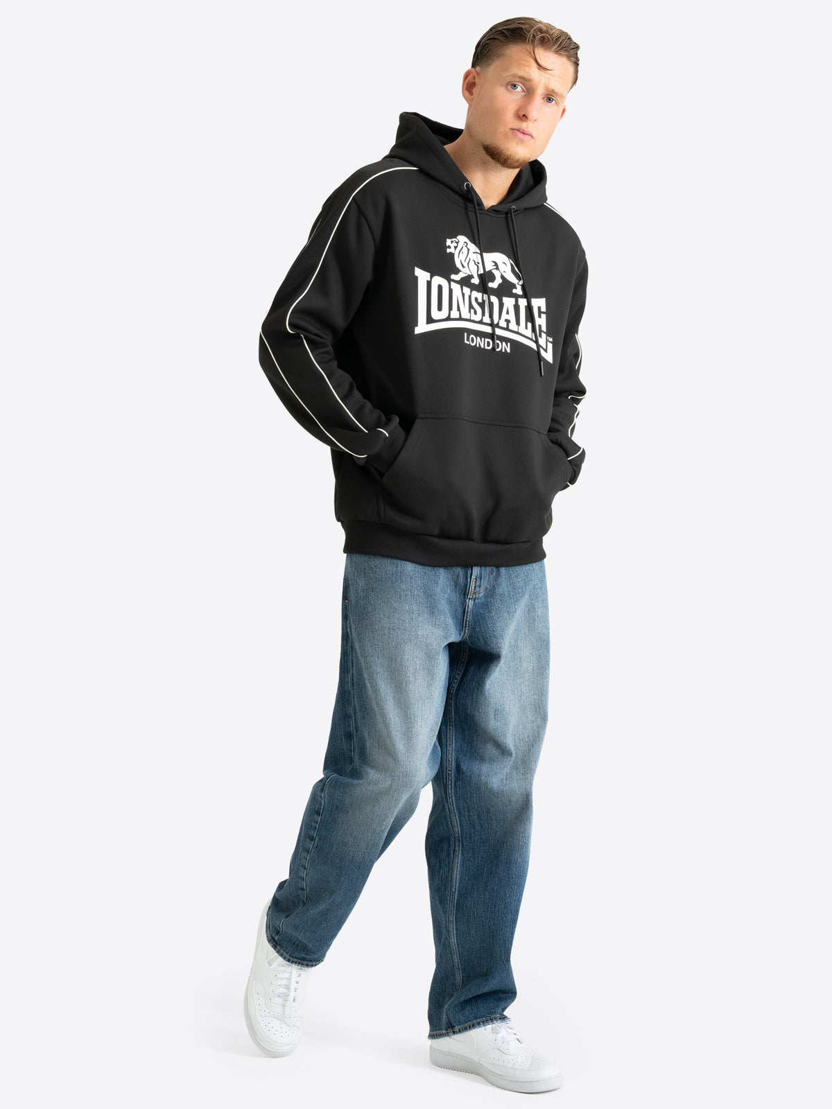 Schwarzer Lonsdale Herren-Hoodie mit grossem weissem Logo-Druck auf der Brust.
