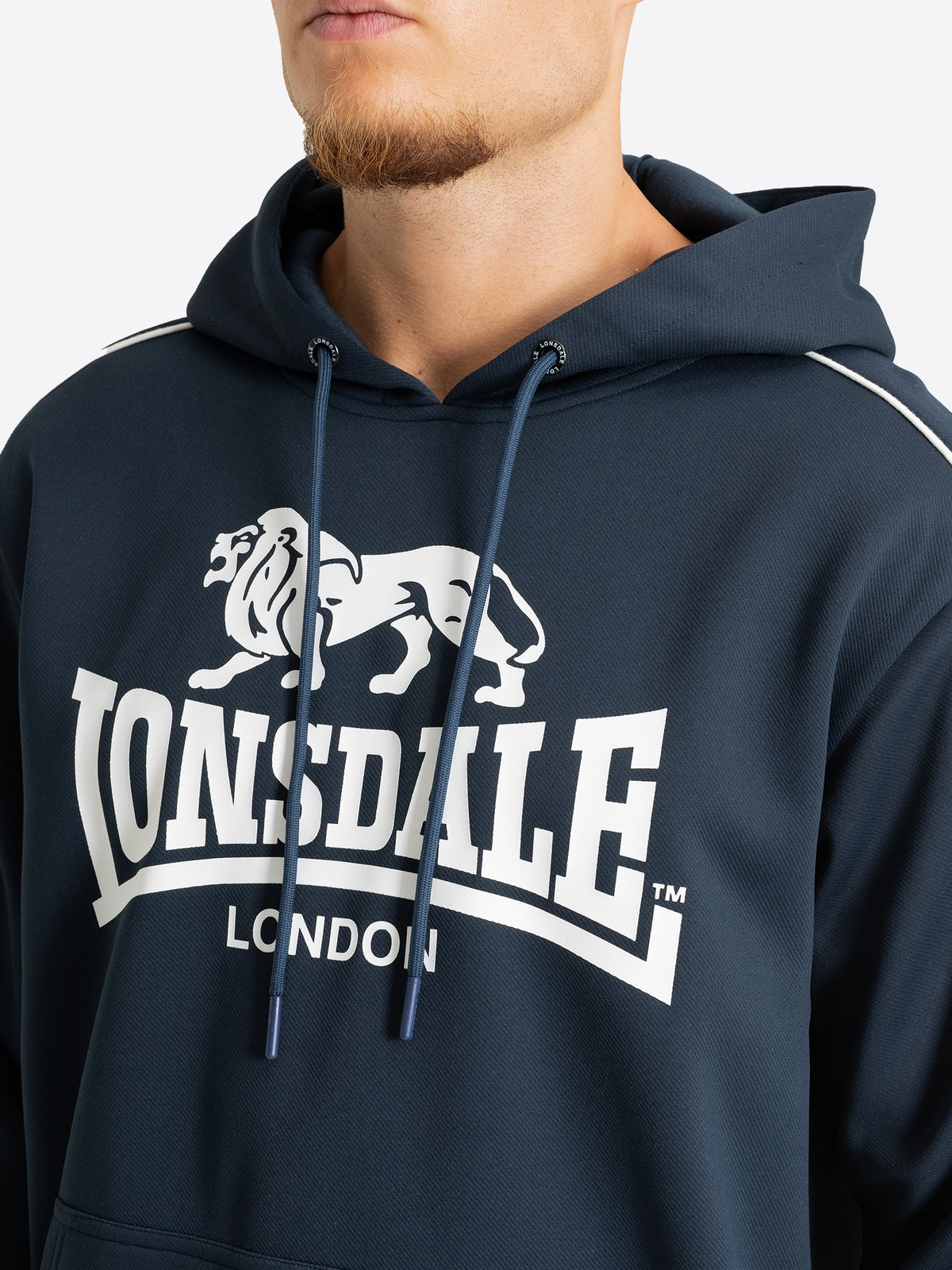 Nahaufnahme des grossen weissen Lonsdale Logo-Drucks auf dem Herren-Hoodie in Dark Navy.
