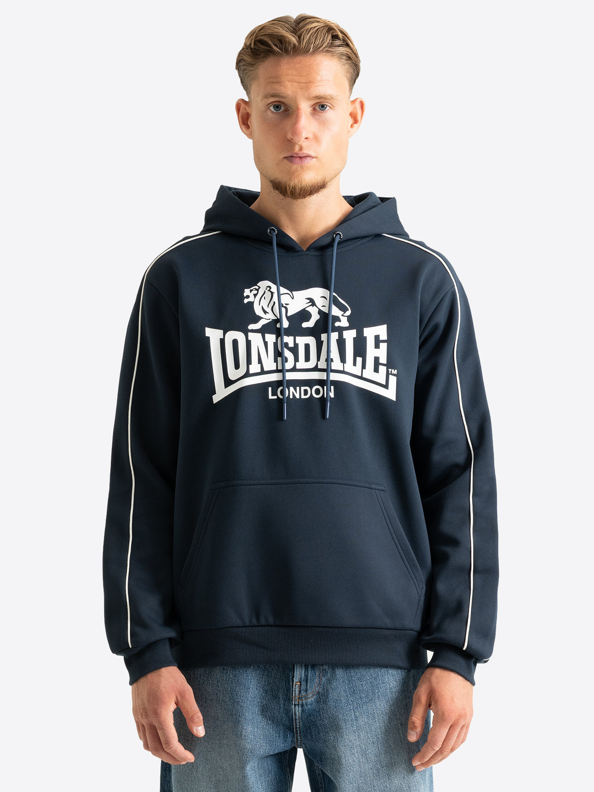Lonsdale Herren-Hoodie in Dark Navy mit grossem weissem Logo auf der Brust.