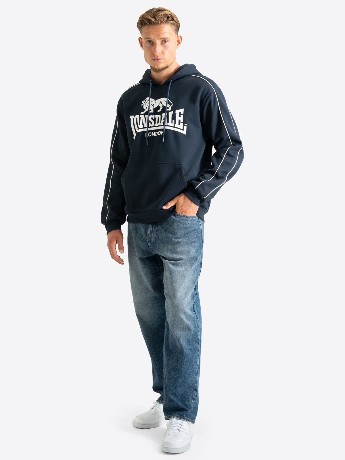 Lonsdale Herren-Hoodie in Dark Navy mit grossem weissem Logo auf der Brust.