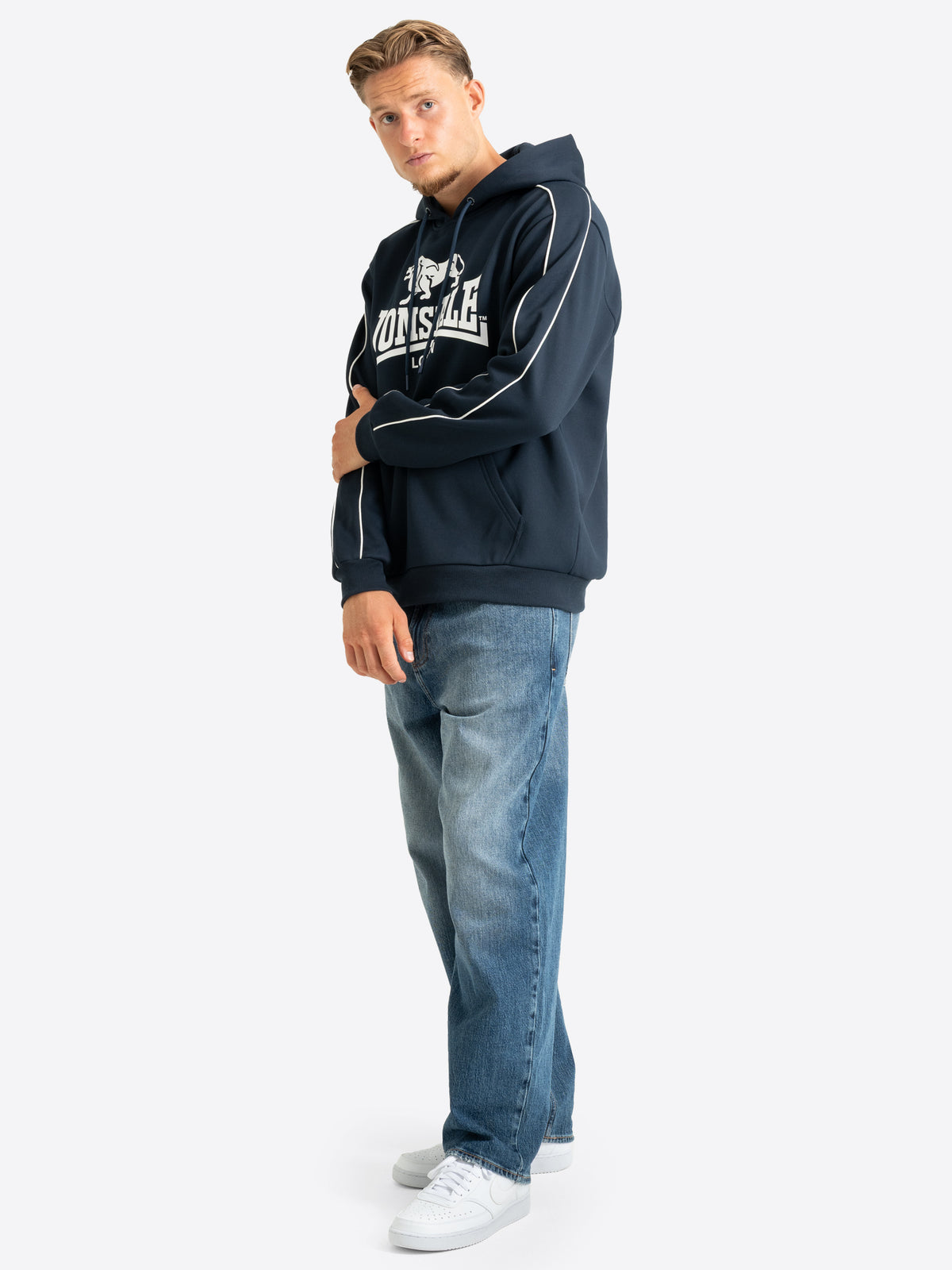 Lonsdale Herren-Hoodie in Dark Navy mit grossem weissem Logo auf der Brust.