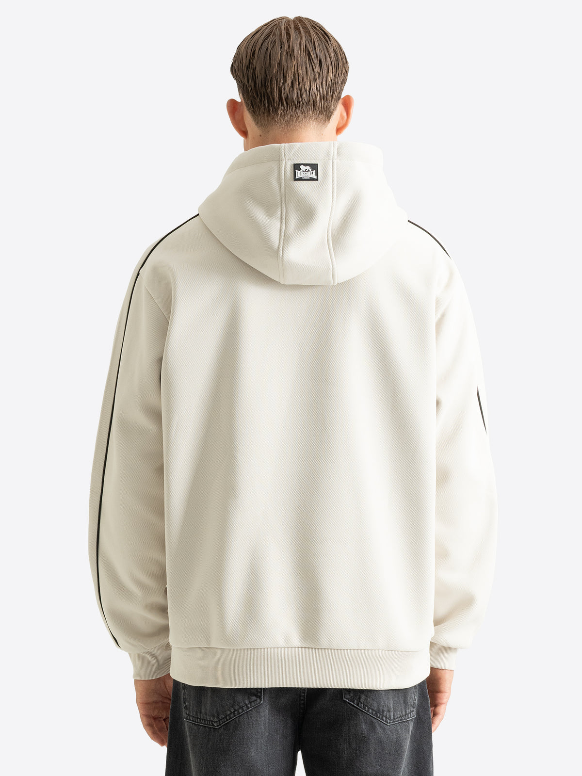 Rückansicht des Lonsdale Herren-Hoodies in Off-White mit schwarzen Paspelierungen an den Ärmeln.
